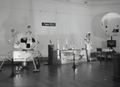 Photo des modules de la mission Apollo, exposés au musée Victoria