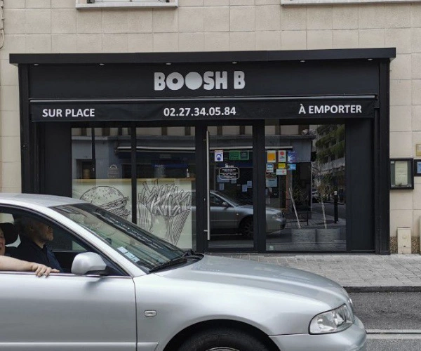 Habillage de la facade d'un des restaurants Boosh B