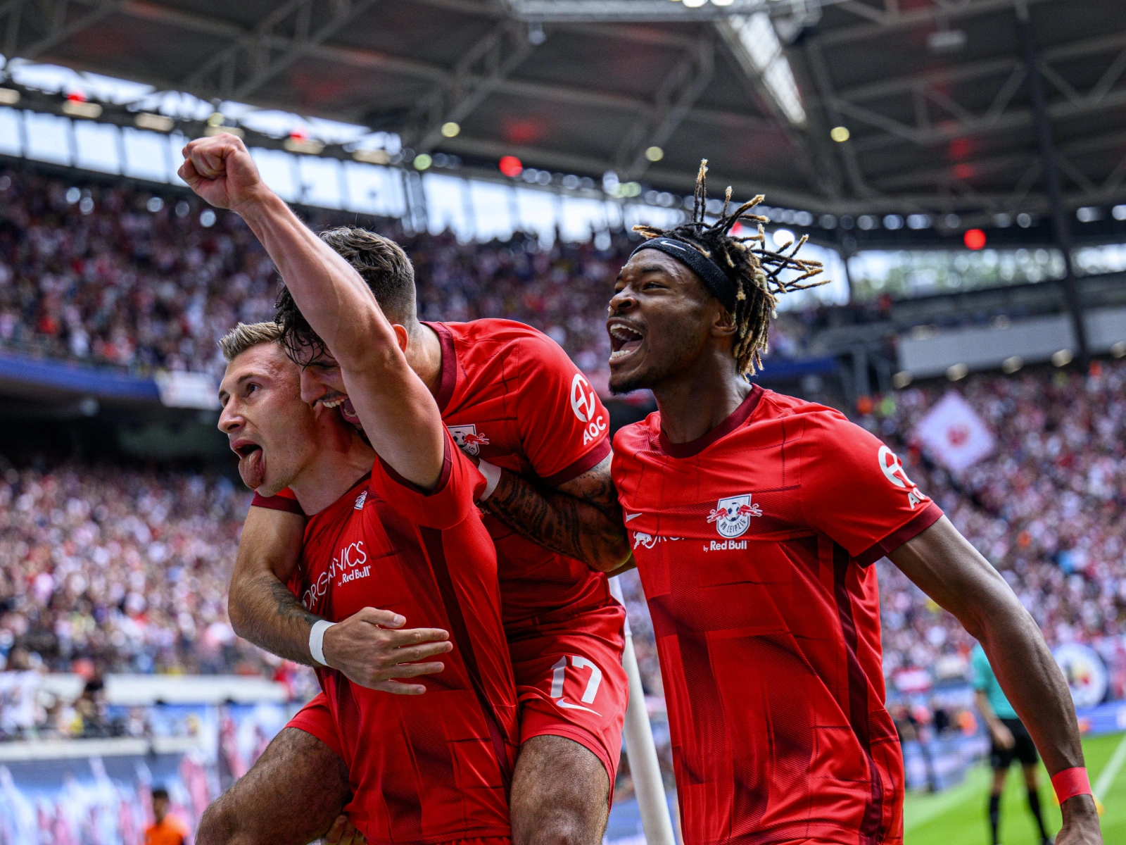 3 joueurs célébrants leur victoire