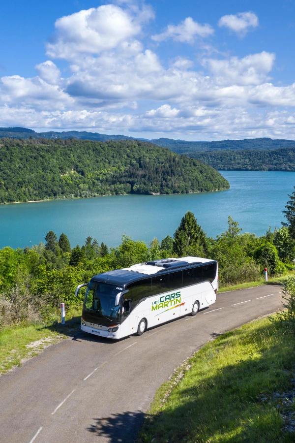 Photo d'un car de voyage sur une route de montagen