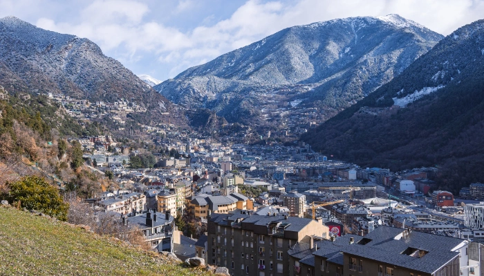 Photo d'une ville en montagne, au printemps